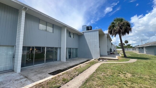 Building Photo - "Second Month of Rent FREE" Charming 2 Bed...