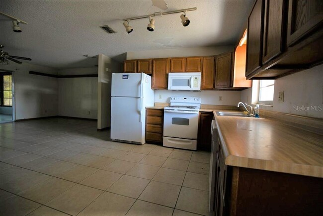 Building Photo - 124 Lakeview Dr