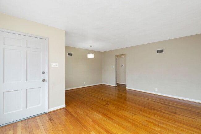 Building Photo - COMING SOON - Cozy & Charming Crestwood Single Family Home!
