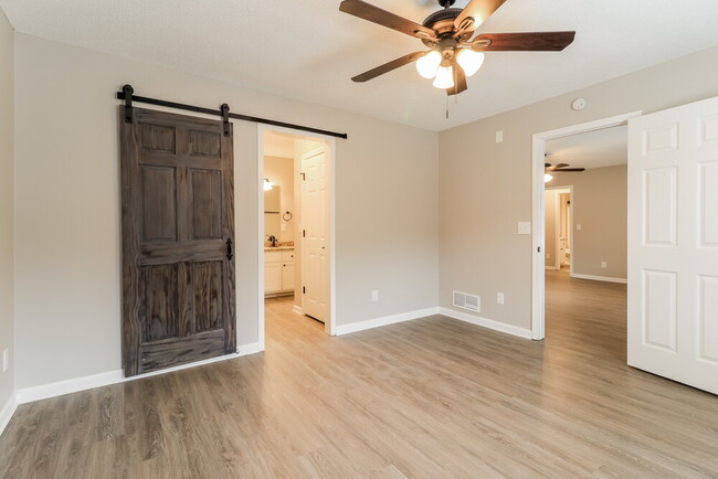 Building Photo - 60 River Oaks Dr SW