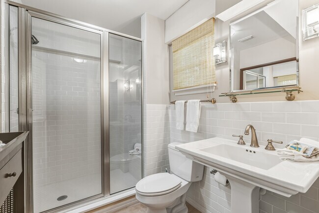 Building Photo - 1600 Treasure Ln