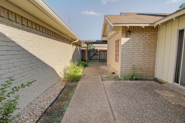 Building Photo - Windmill Hill Patio Home