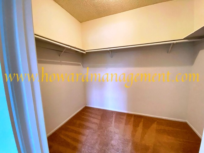 Building Photo - Spacious Townhouse condo with central A/C,...