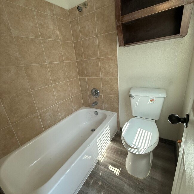 Building Photo - $500 Off 1st Full Month!* All Utilities In...
