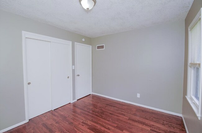 Building Photo - Beautiful 3 Bedroom / 1.5 Bath *Large Corner Lot* 2 Car Garage