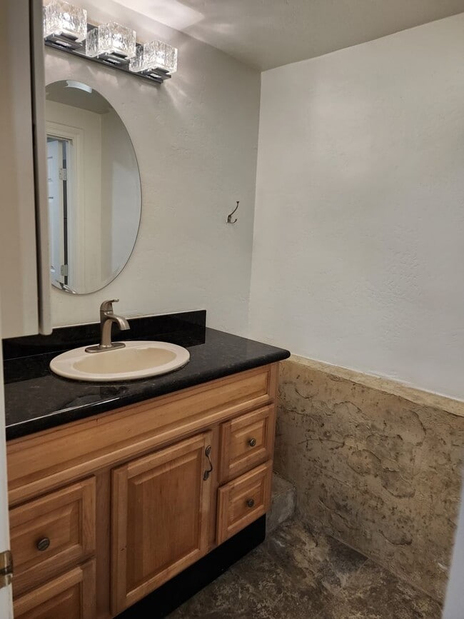 Building Photo - 9000