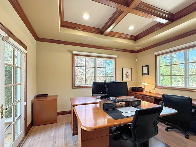 Building Photo - 1526 Hillview Dr