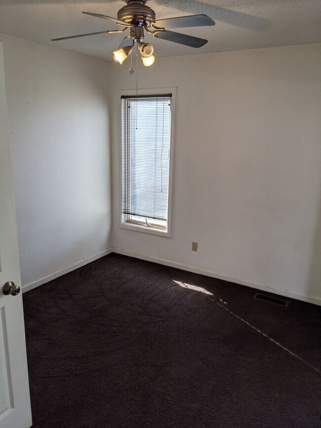 Building Photo - 1709 E Willow Ct