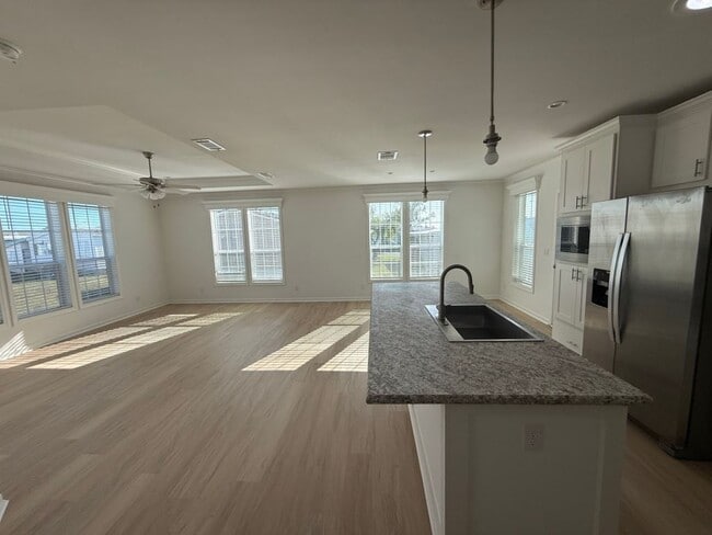 Building Photo - 4208 Queens Way