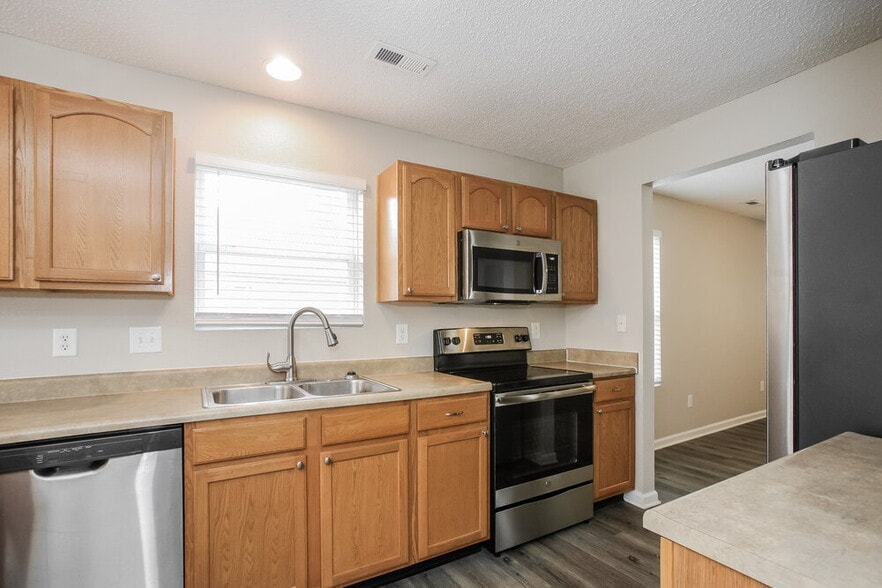 Building Photo - 5558 Wild Horse Dr