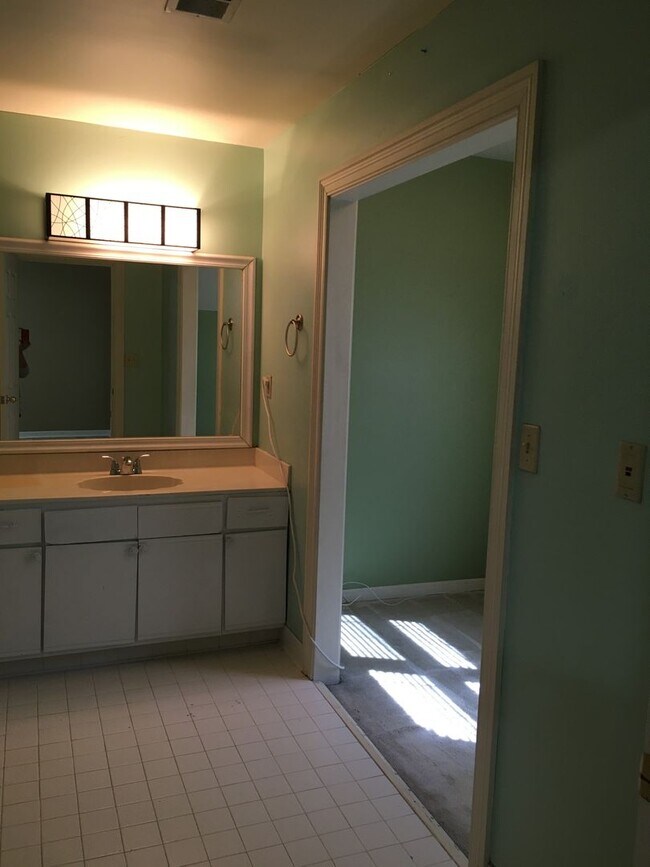Building Photo - Midtown 2 story condo in Belleair Woods. Over 1200 sq ft of living space! Fenced in back yard! Pe...