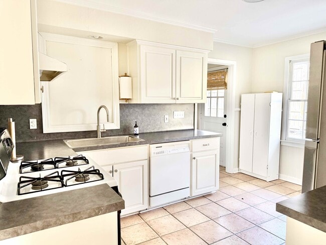 Building Photo - 4647 Loyola Dr