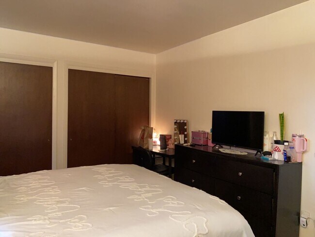 Building Photo - STUDENTS WELCOME! Sprawling 6 Bed / 3 Bath Home Near College and Drake