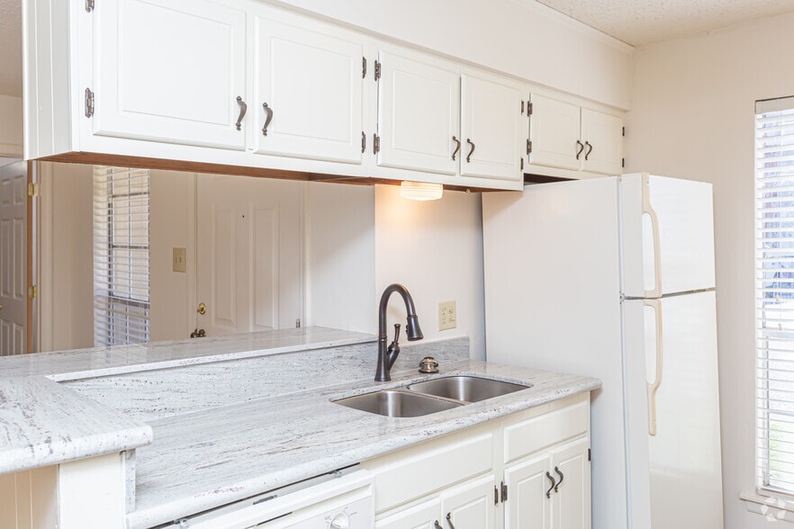2 BR, 2 BR - 987 SF - Essex View