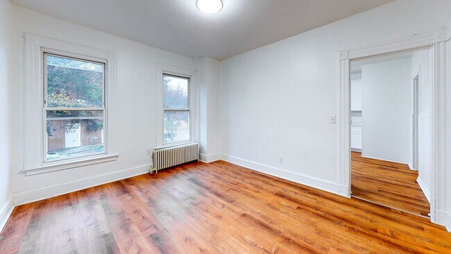 Building Photo - Spacious, Fully Renovated 3BR in Prime Eas...