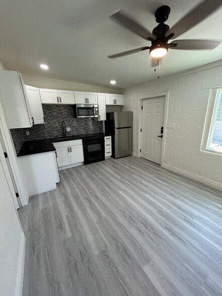 Unit A - 210 W Monroe Ave