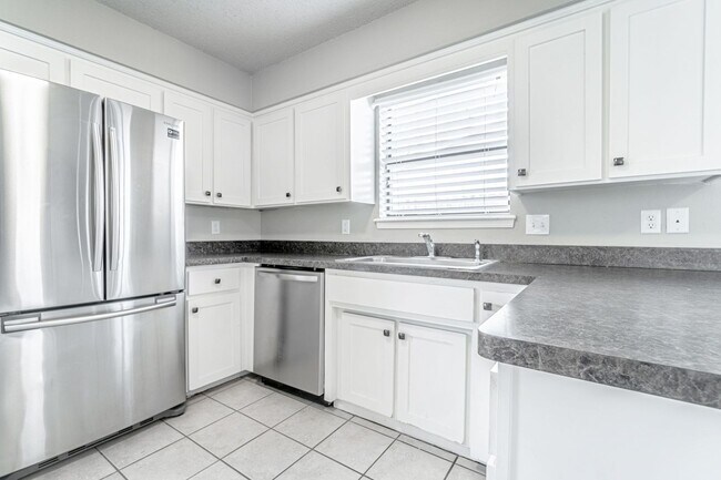 Building Photo - Newly Renovated Duplex! Rare!