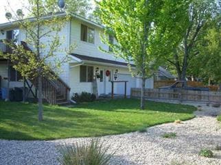 Building Photo - 3 bed, 2 bath - Spacious upstairs duplex o...
