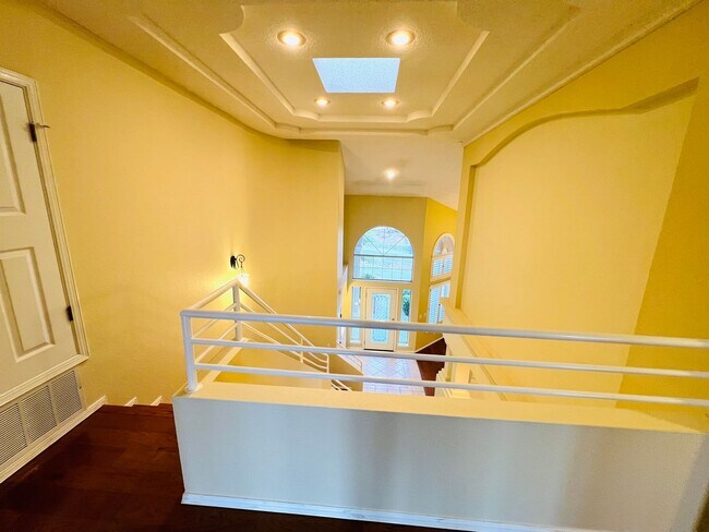 Building Photo - Stunning 4 bedroom, 3 bath home in West El...