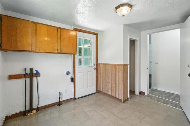 Building Photo - A must see 3 bedroom 2 bath in El Reno!