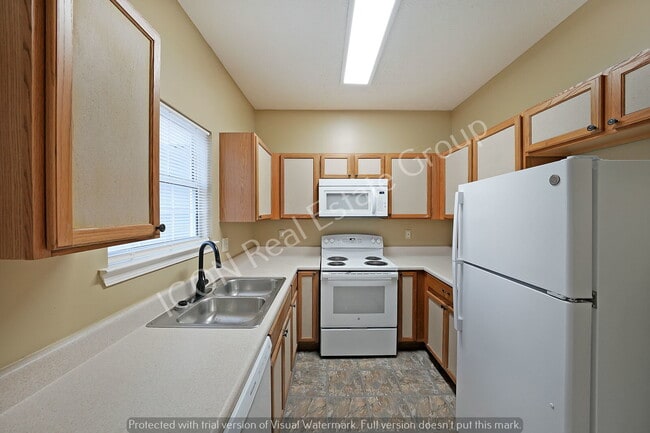 Building Photo - 2/2.5 End unit town home close to dining and shopping