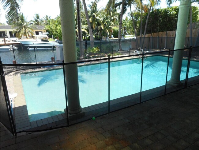 Building Photo - 2325 Magnolia Dr