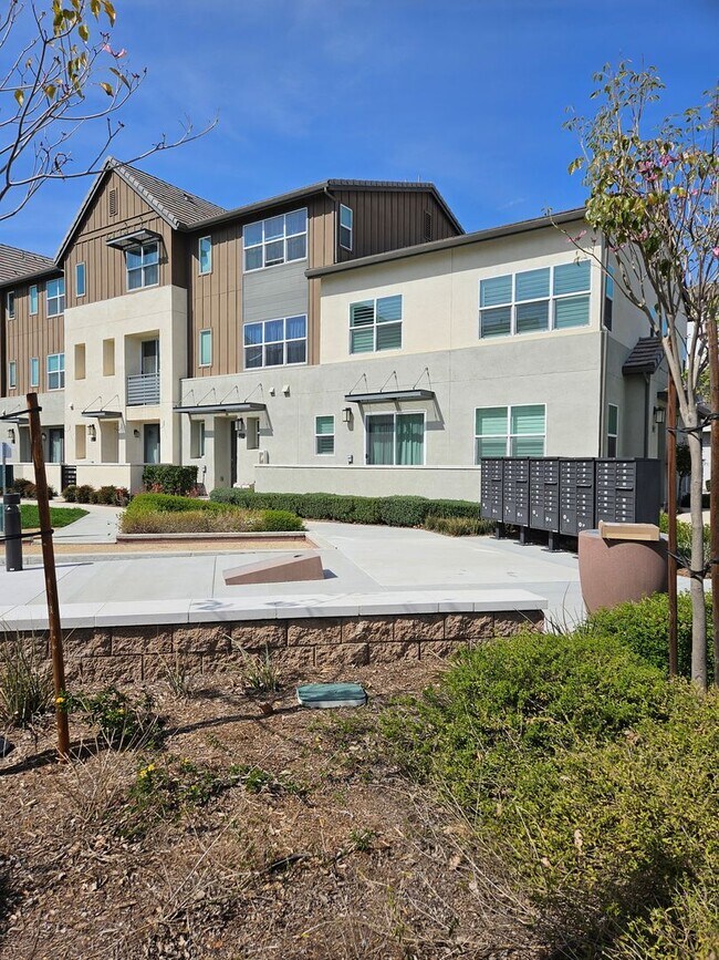 Building Photo - Rancho Cucamonga 3 Bedroom Condo