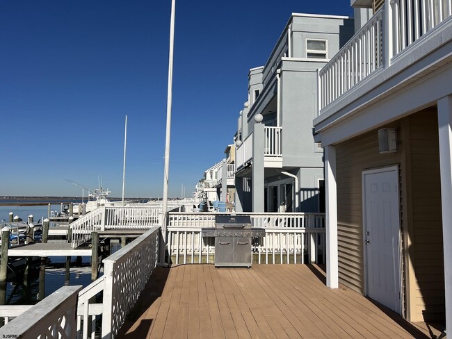 Building Photo - 802 N Harvard Ave