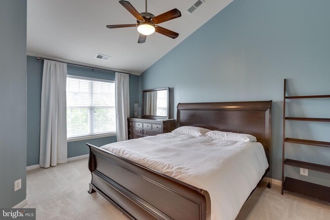 Building Photo - 43237 Highgrove Terrace
