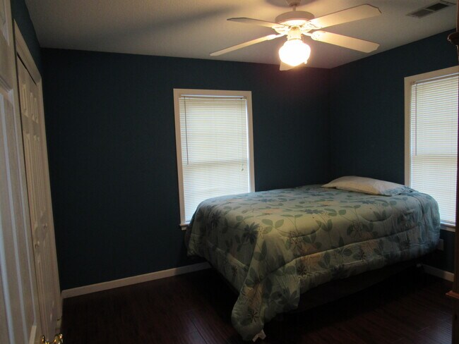 Building Photo - 142 Roanoke Dr