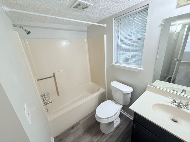 Building Photo - 2/2 House 1 mile from campus and the square