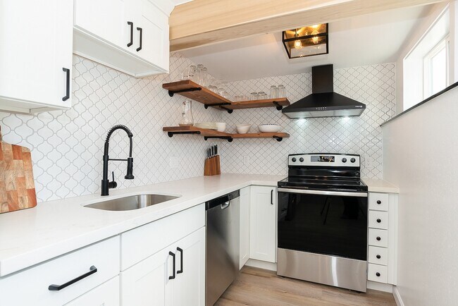 Building Photo - Fantastic 1 bedroom 1 bathroom condo in Queen Anne- Available NOW!