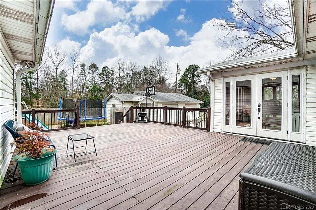 Building Photo - 10700 Forest Dr