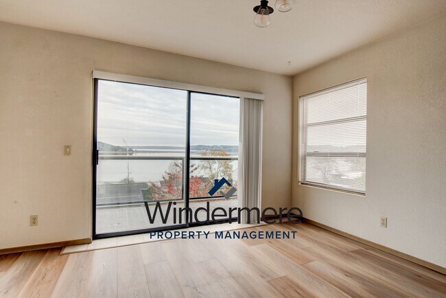 Building Photo - 3 bed 2 bath Condo with a View!