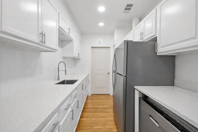 Building Photo - Cherrywood Duplex 7 Bedroom 4 Full Baths