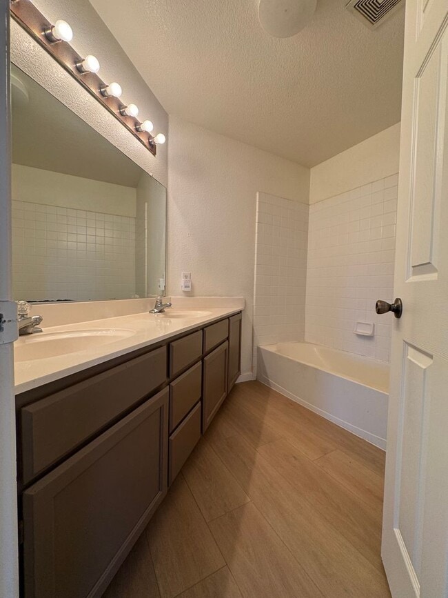 Building Photo - Great Location! 4BD and 2.5BA recently rem...