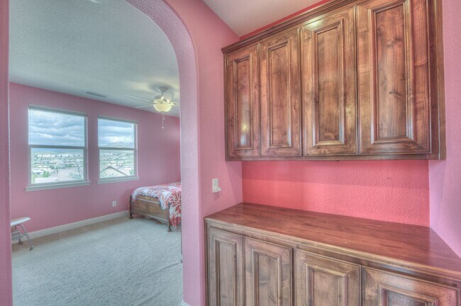 Building Photo - Beautiful former Meritage model home in the heart of Somersett. 4bed/3.5bath/3car 3764sf