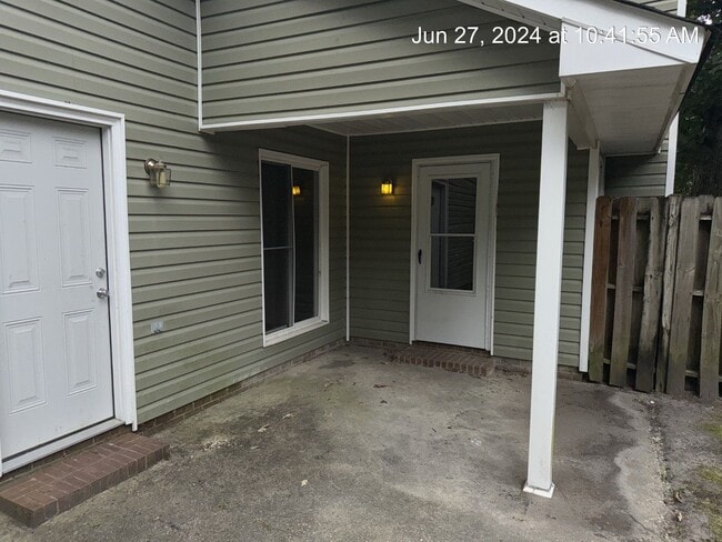Building Photo - 501 Hollyberry Ln
