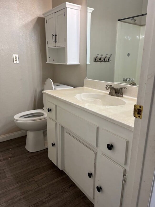 Building Photo - 3 Bed 2 Bath House located in the Heart of Tehachapi! Available 3/1/2026!