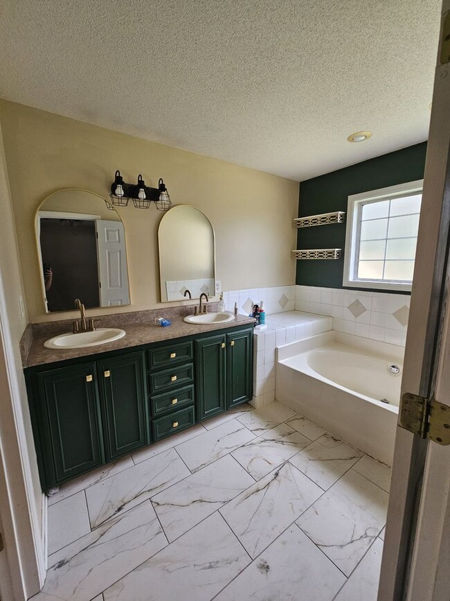 Building Photo - Charm & Convenience