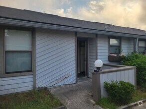 Building Photo - $1200 - 2/2 - Jefferson Square Apartment -...