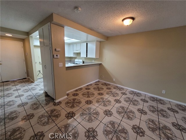 Building Photo - 959 S Mountain Ave