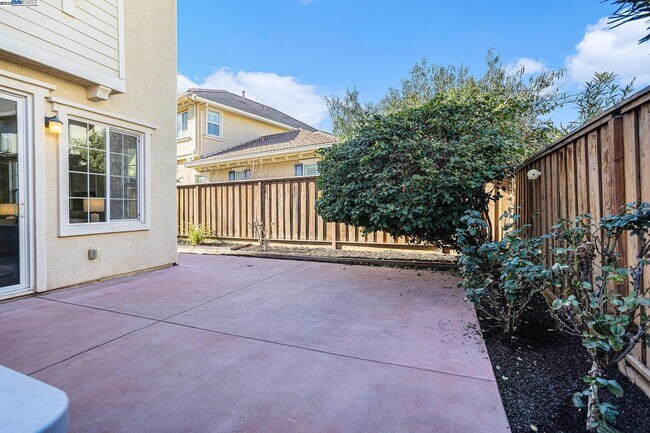 Building Photo - 463 W Felicidad Ave