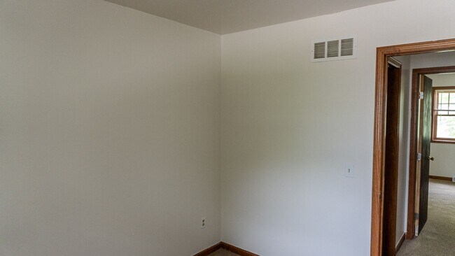 Building Photo - Updated 3-Bedroom Townhouse in Convenient ...