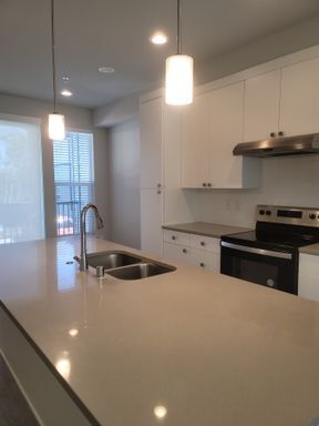 Building Photo - Stunning Tri Level 3/2.5 Townhome in the G...