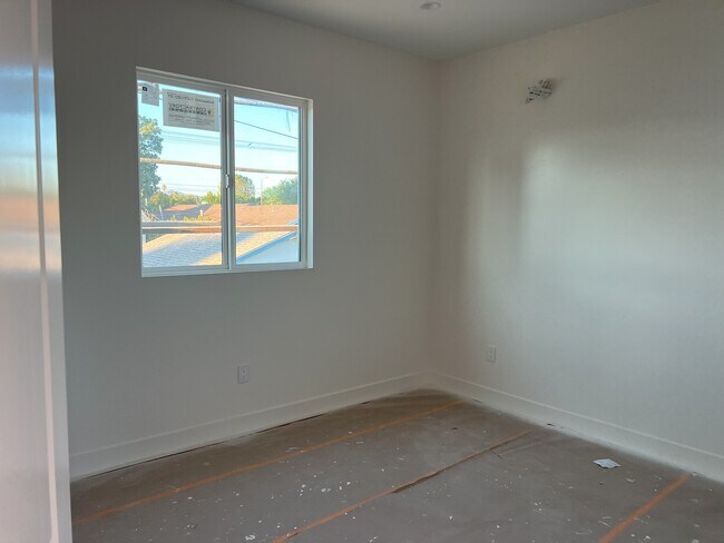 Building Photo - 7538 Cozycroft Ave