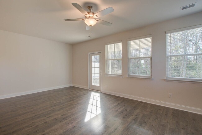 Building Photo - 7821 Montview Rd