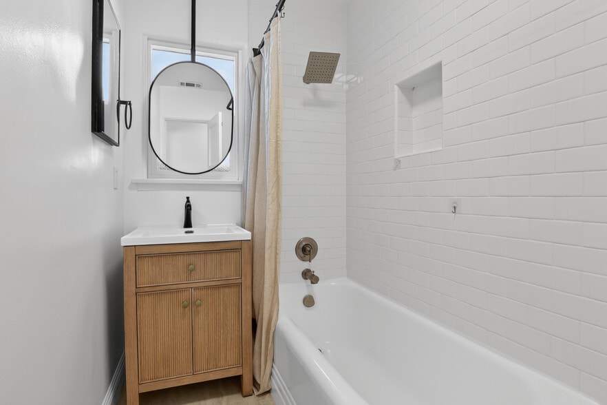 Bathroom - 904 Victoria Ave