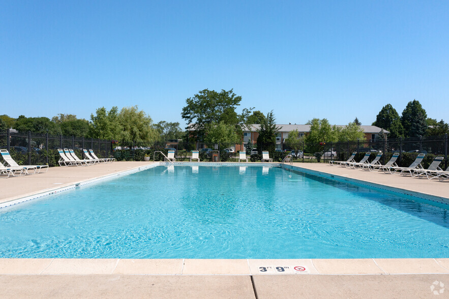 Pool - Park Ridge Commons