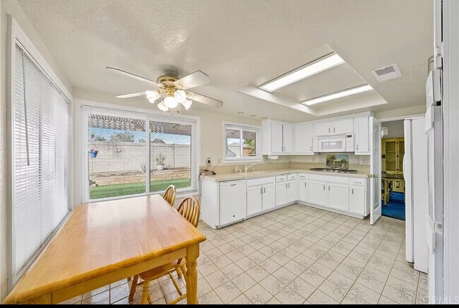 Building Photo - 40095 Festival Rd